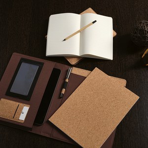 Kafka A4 Folder Cork. 64 FSC sheet notepad and elastic closure - Aodaci AFD007
